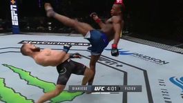 UFC či Matrix? Expolicajt predviedol v bitke večera neuveriteľný kúsok