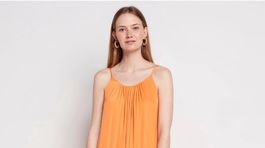 Voľné oranžové šaty Lindex, predávajú sa za 39,99 eura.