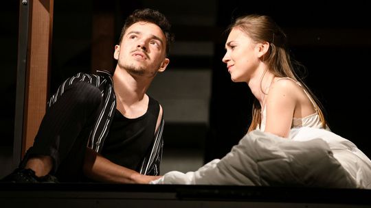 Mária Schumerová a David Hartl ako Romeo a Júlia.