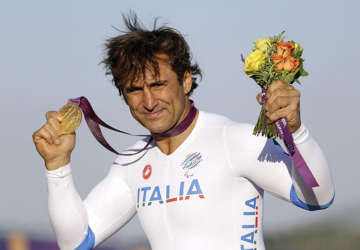 Alex Zanardi so zlatou medailou na paralympiáde...