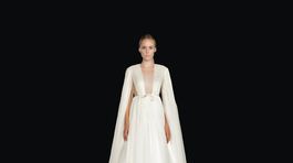 Modelka v kreácii módneho ateliéru Valentino z kolekcie haute couture Jeseň/Zima 2020. 