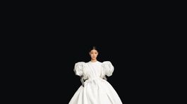 Modelka v kreácii módneho ateliéru Valentino z kolekcie haute couture Jeseň/Zima 2020. 