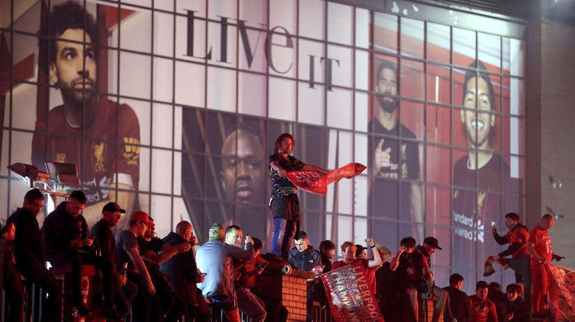 Hráči Liverpoolu oslavovali na štadióne,...