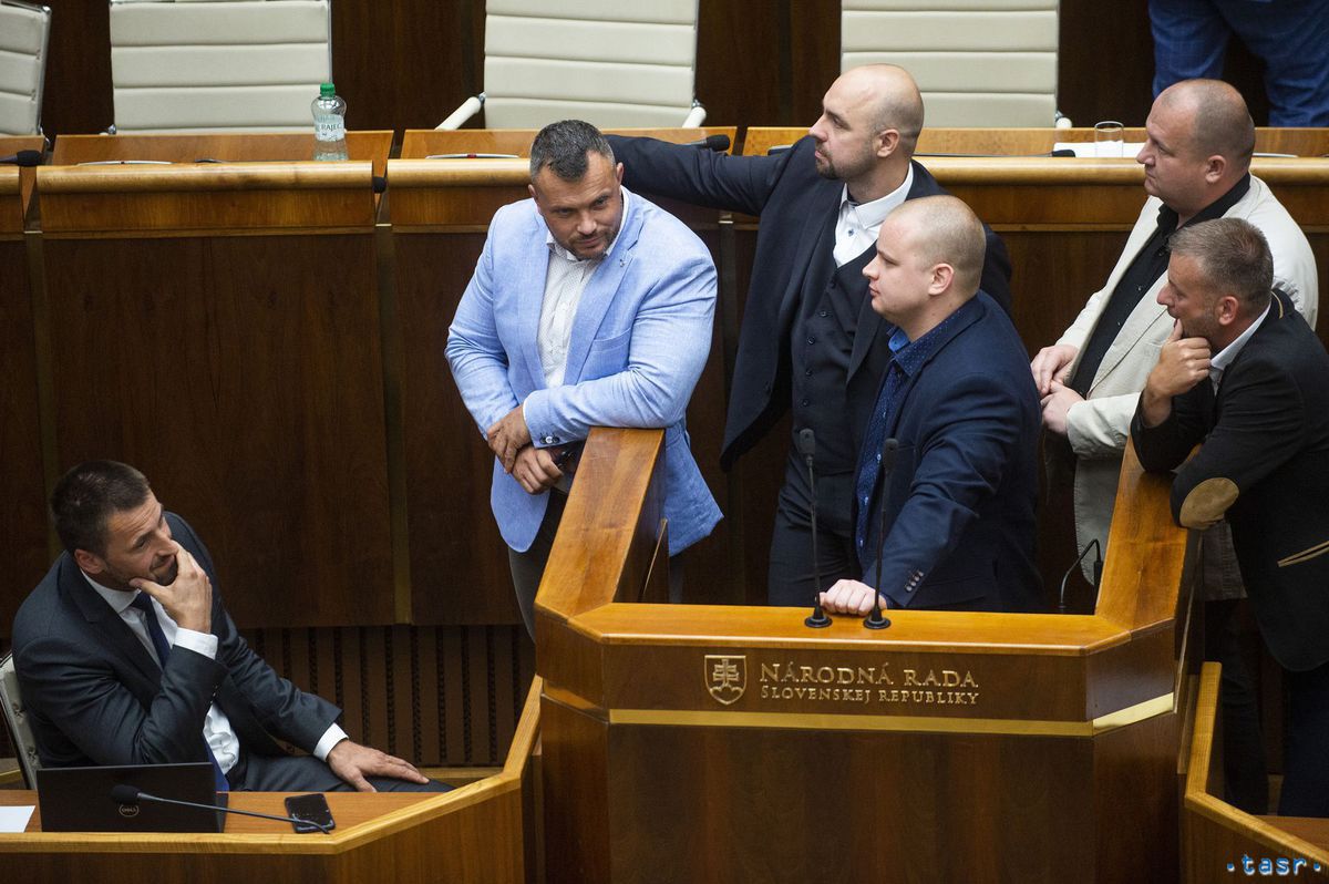 Na snímke poslanci za ĽS NS blokujú rozpravu...
