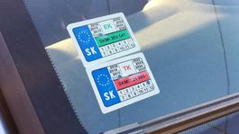 Zbytočné nálepky o STK zmiznú z okien áut až o rok. Dôvod neuhádnete