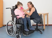 dieťa, hendikep, postihnutie, asistencia, pomoc, invalidný vozík