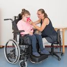 dieťa, hendikep, postihnutie, asistencia, pomoc, invalidný vozík