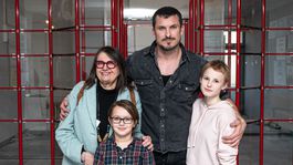 kronerova - s janom kolenikom a mladymi hercami zo serialu jenny