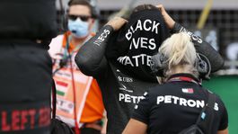 Od Hamiltona schytal, šéf tímu ho bráni: Nepokľaknutie z vás nerobí rasistov