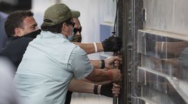 Skupina agentov silou prenikla do čínskeho konzulátu v Houstone