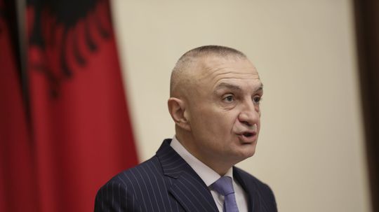 Albánski poslanci odmietli impeachment prezidenta Ilira Metu