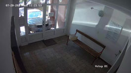 Pomýlil si opitý muž panelákový vchod s garážou?