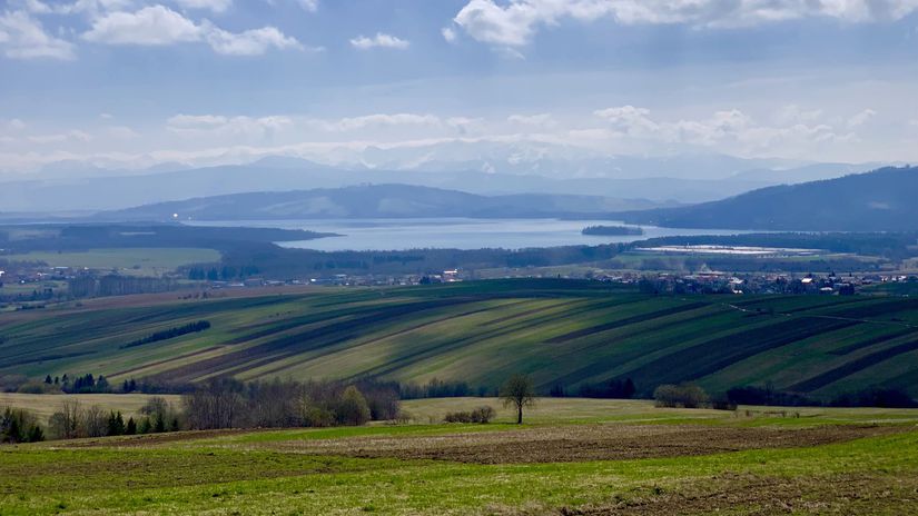 Pohľad na majestátnu Oravskú priehradu,...