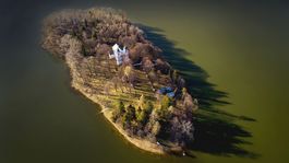 Oravské more s ostrovom