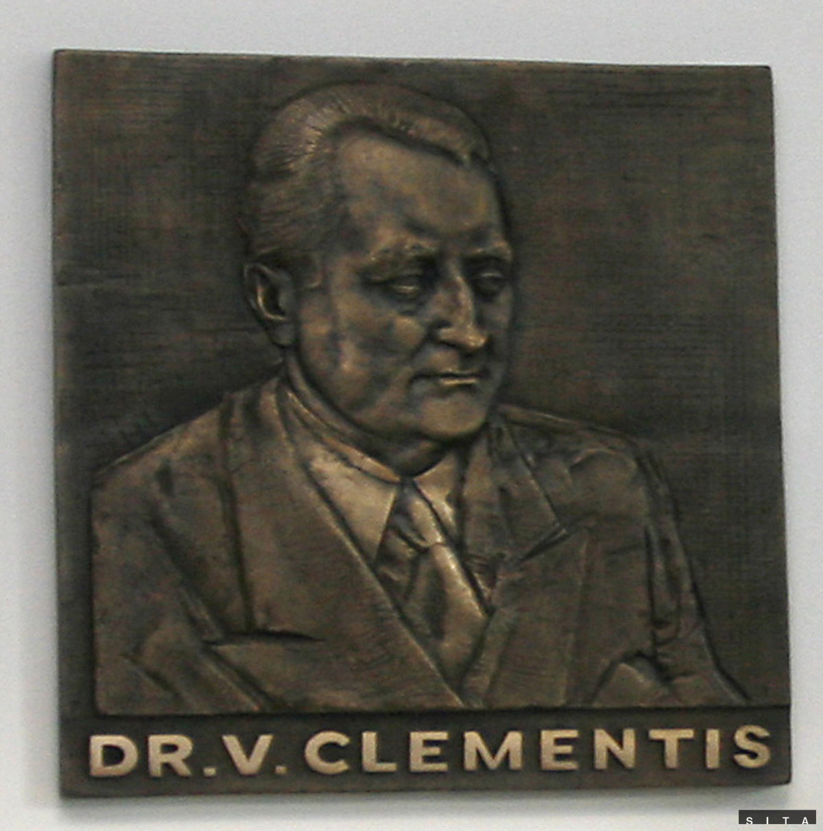 Reliéfna plastika Vladimíra Clementisa.