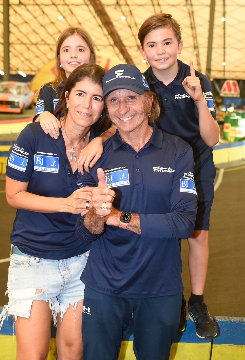 Emerson Fittipaldi s manželkou a deťmi v Prahe,...