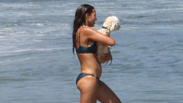 Nečudo, že sexi manželke je Matt Damon verný skoro dve desaťročia! Na jej tele niet chybičky