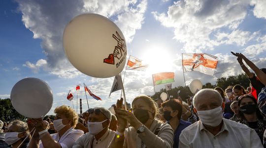 Bieloruskú prezidentskú kandidátku podporili na proteste desaťtísíce ľudí