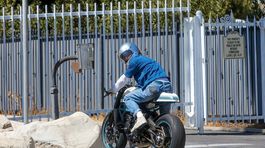 Opäť ho prichytili! Brad Pitt prifrčal maskovaný na motorke do domu svojej ex