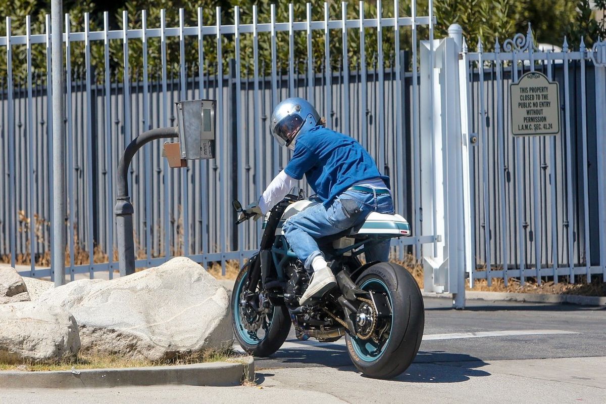 Brad Pitt prichádza do domu Angeliny Jolie v...