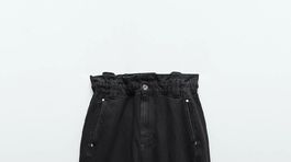 Čierne džínsy s vysokým pásom Zara, predávajú sa za 29,95 eura. 