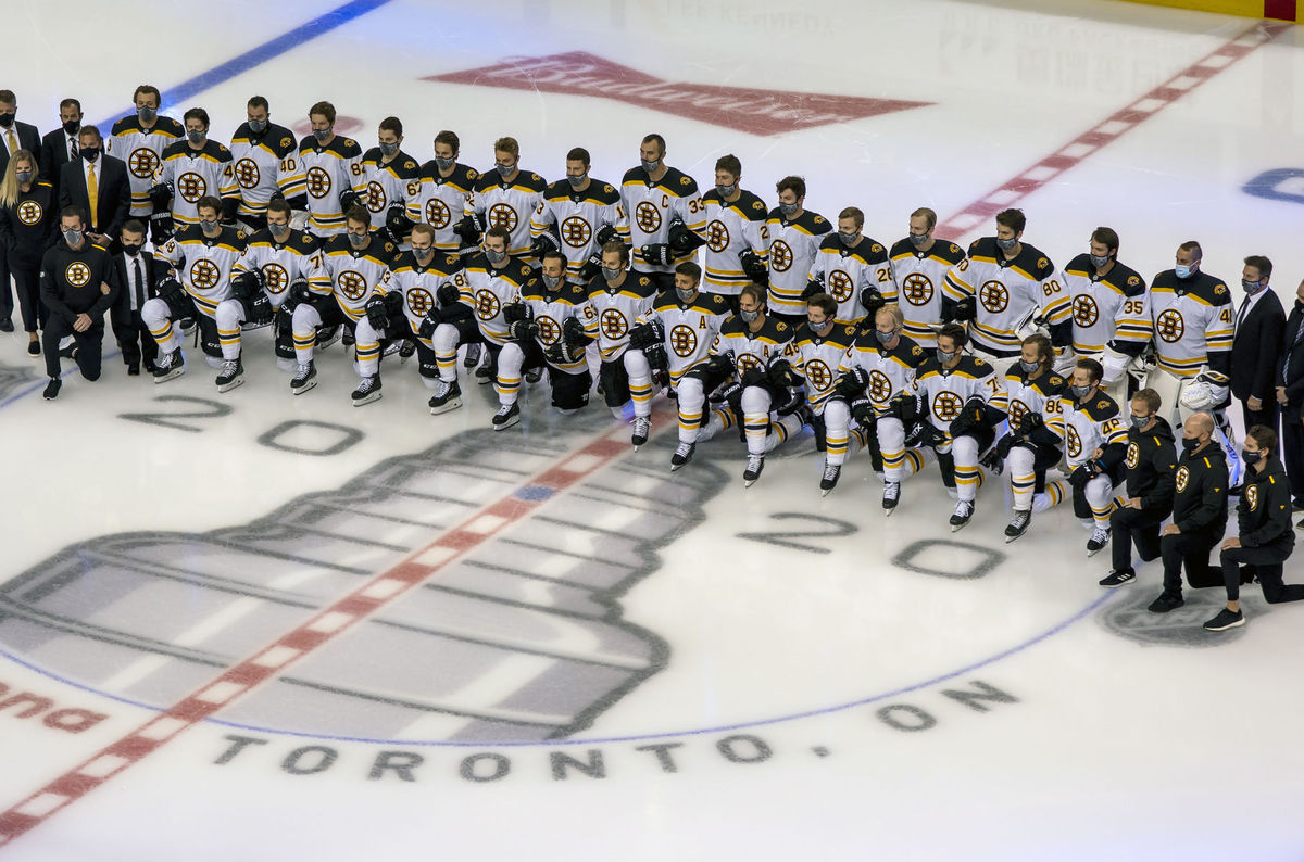 Tím Bostonu Bruins s rúškami na tvárach pred...