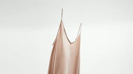 Dámske šaty na ramienkach Zara, predávajú sa za 19,95 eura. 