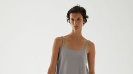 Dámske voľne šaty na ramienkach COS, predávajú sa za 69 eur online. 