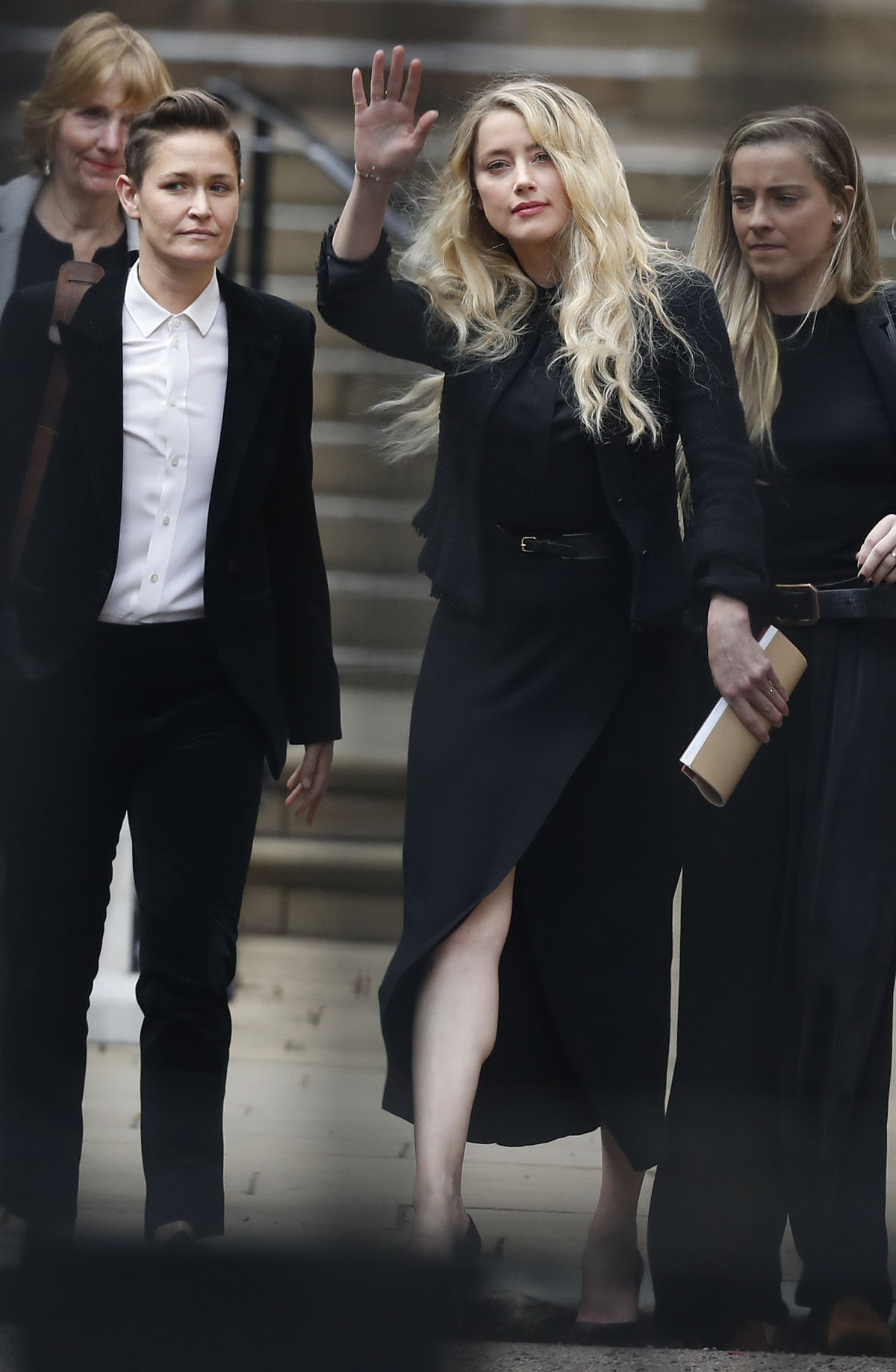 Herečka Amber Heard (v strede) s partnerkou...