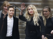 Herečka Amber Heard (v strede) s partnerkou
Biancou Butti.