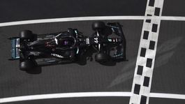 Najskôr hodiny, potom rekord trate. Hamilton má 91. kvalifikačný triumf