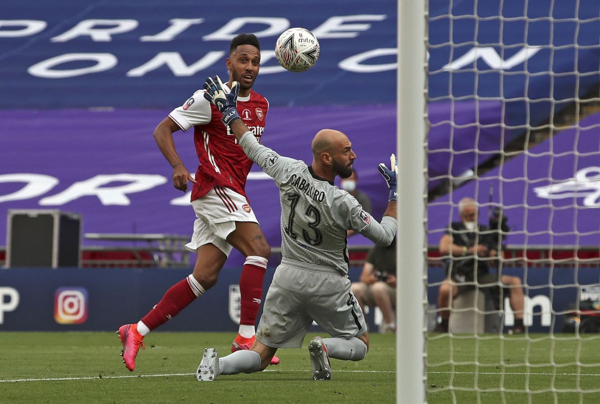 Pierre-Emerick Aubameyang strieľa druhý gól...