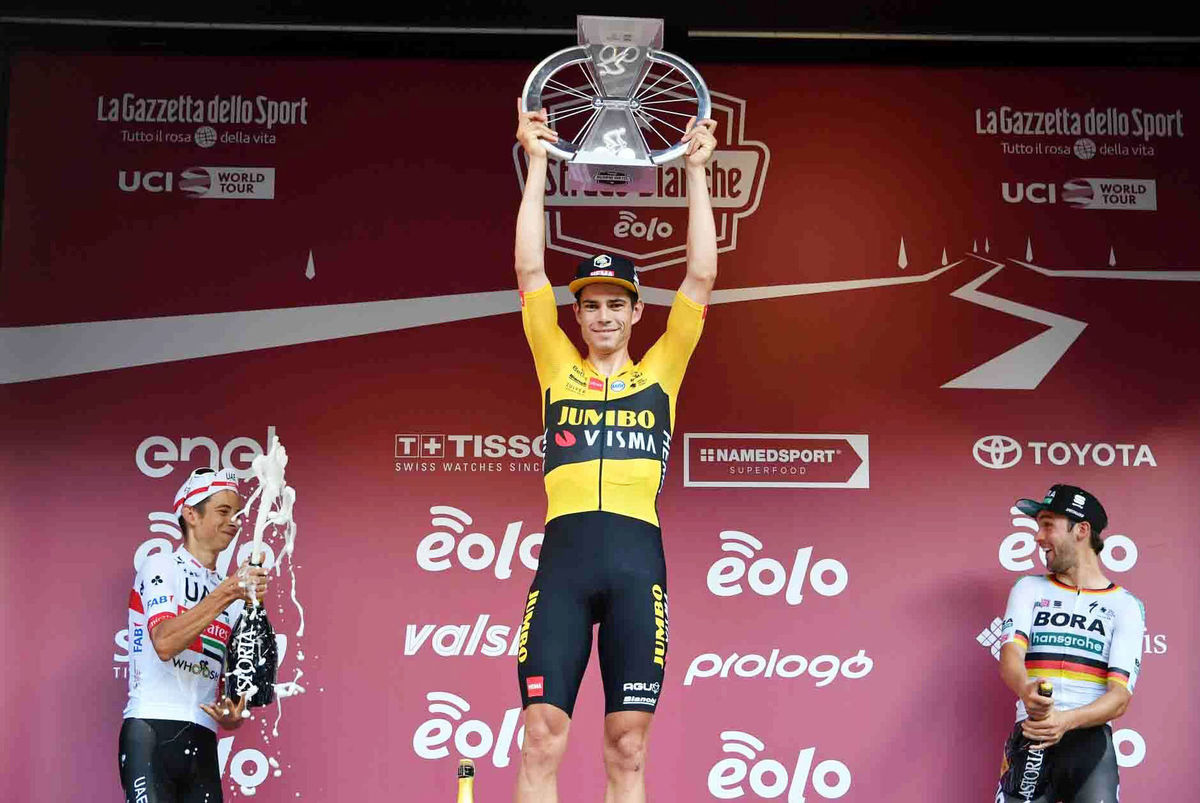 Wout van Aert s víťaznou trofejou zo Strade...