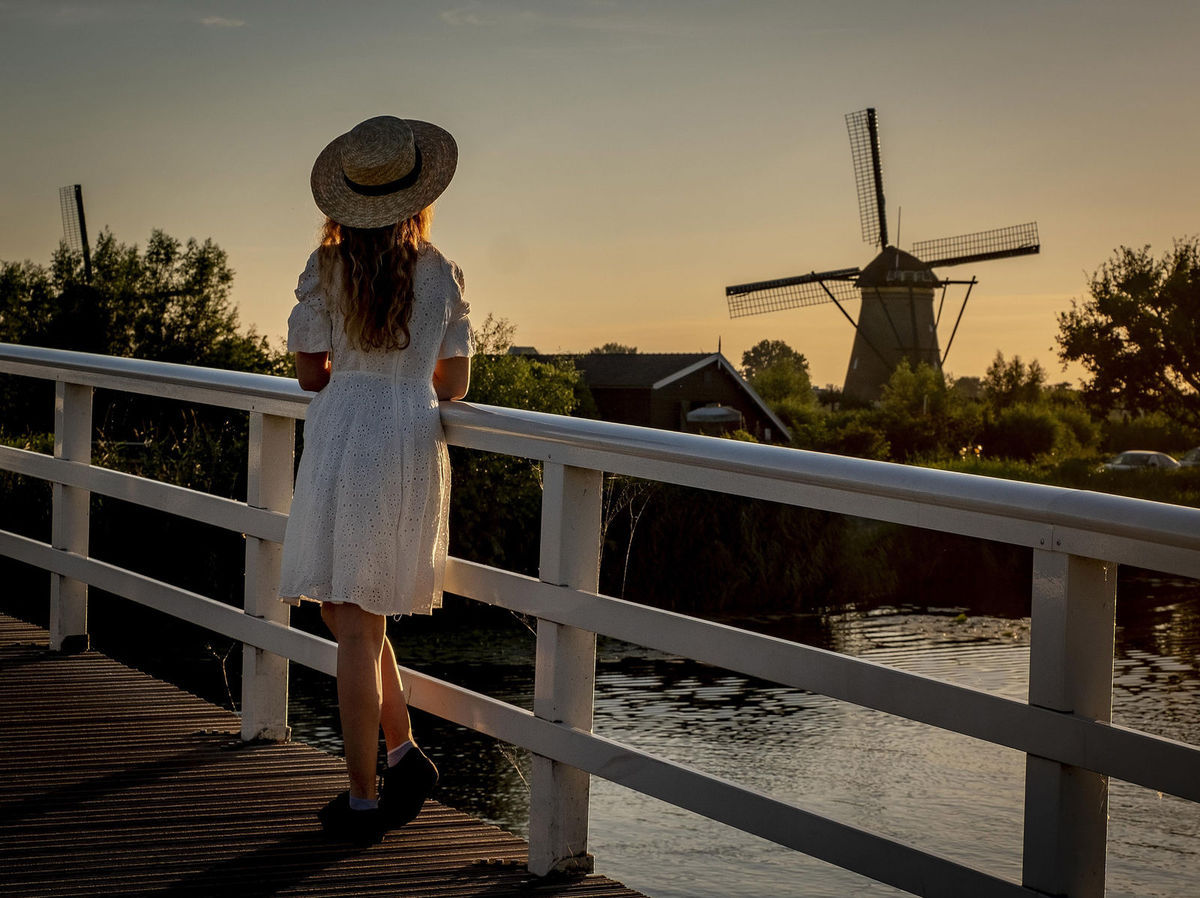 Holandsko, veterný mlyn, dievča, rieka