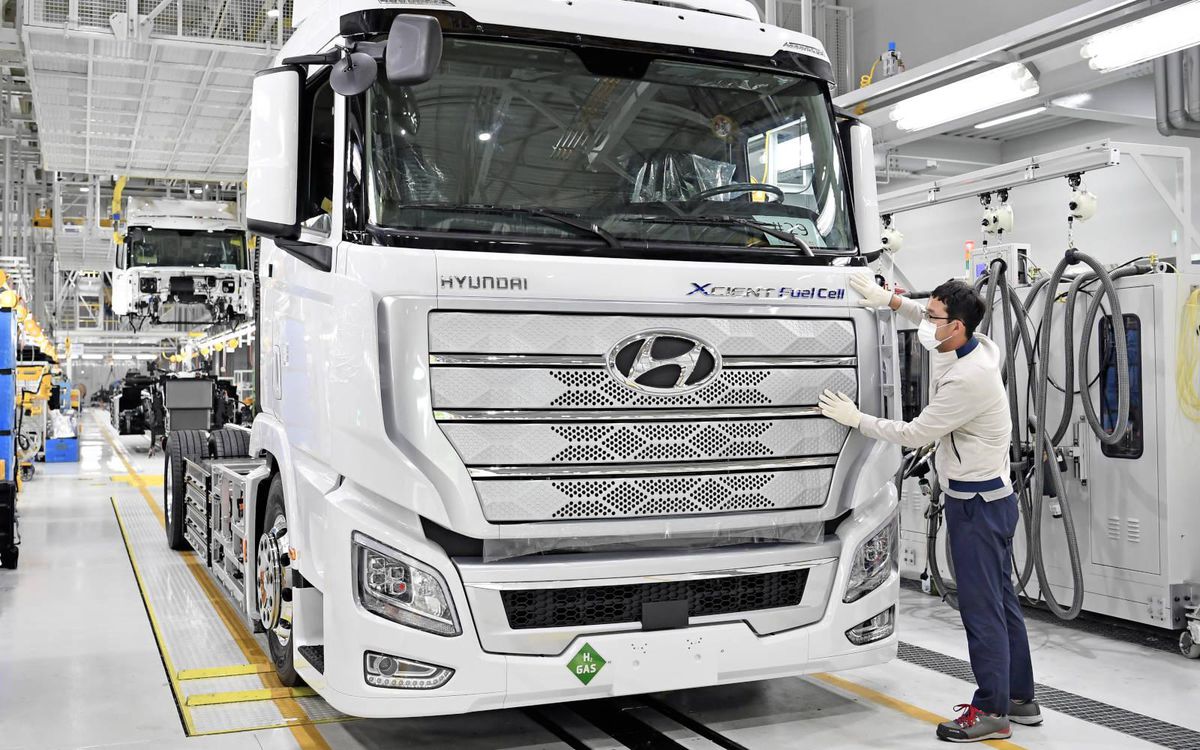 Hyundai Xcient Fuel Cell je vybavený dvoma...