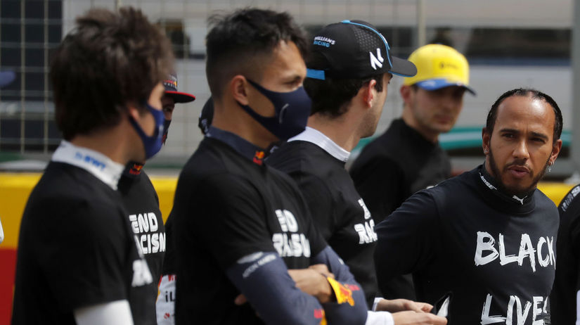 Jazdci na čele s Lewisom Hamiltonom pred gestom...