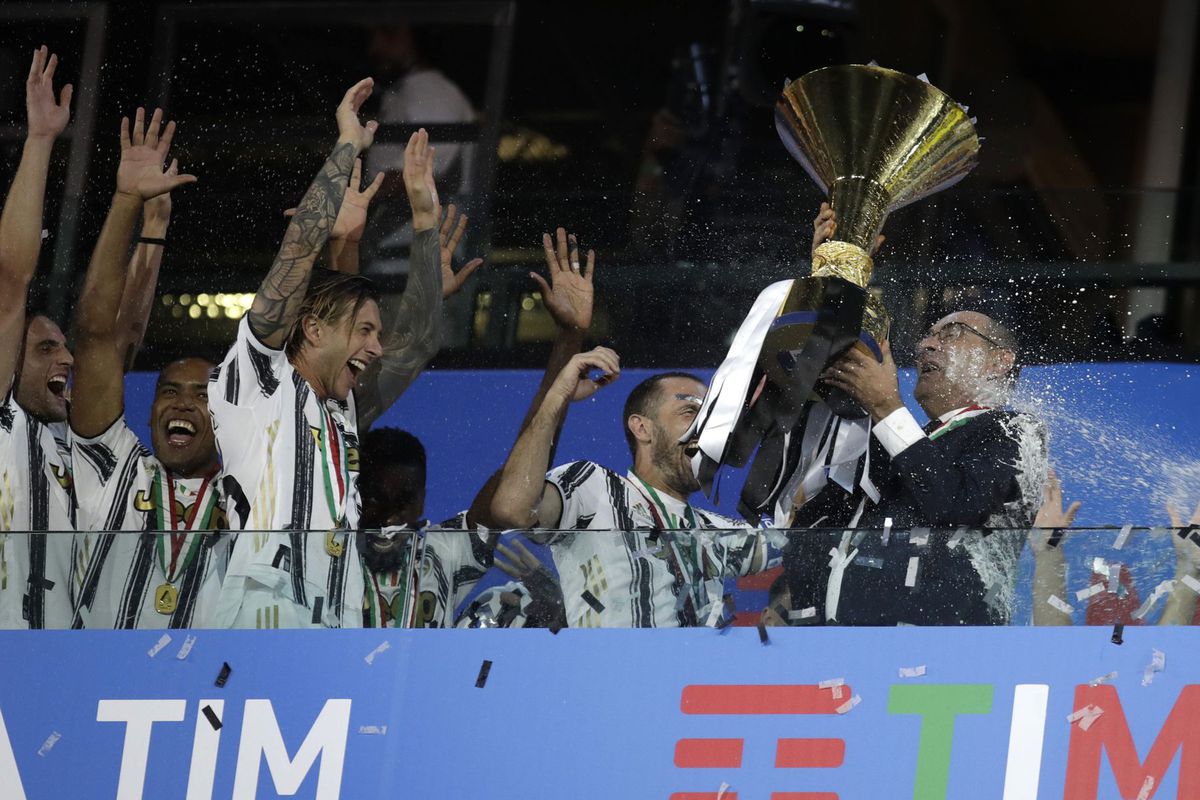 Tréner Juventusu Maurizio Sarri a jeho zverenci...