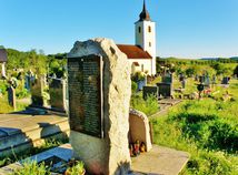 Pomník rómskeho holokaustu na cintoríne v Slatine