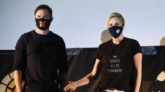 Herečka Charlize Theron a jej kolega Nicholas...