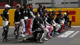 Pôvodná šestka sa rozšírila. Pretekár F1 zdôvodnil, prečo už nepokľakol