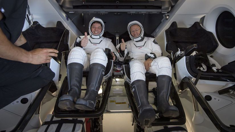 SpaceX astronauti crew dragon behnken hurley