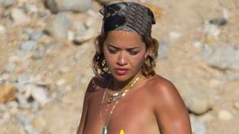 Speváčka Rita Ora na Ibize! Paparazzovia v pozore, ukázala krivky aj milenca
