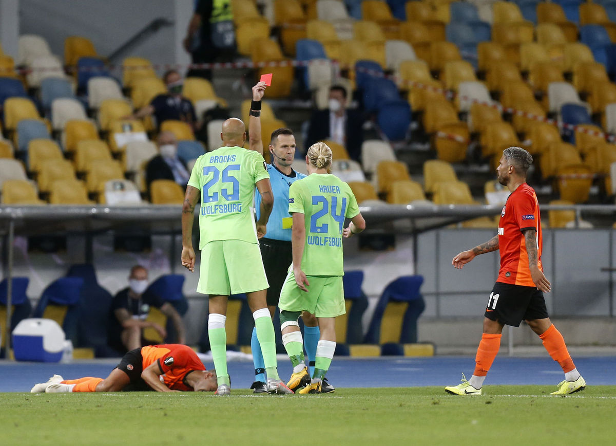 Rozhodca Ivan Kružliak udeľuje červenú kartu...