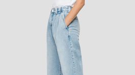 Skosené dámske džínsy s vysokým pásom Replay, predávajú sa v zľave za 74,50 eura.