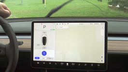 Nemecký majiteľ Tesly  prehral súd. Počas jazdy nelegálne ovládal stierače!