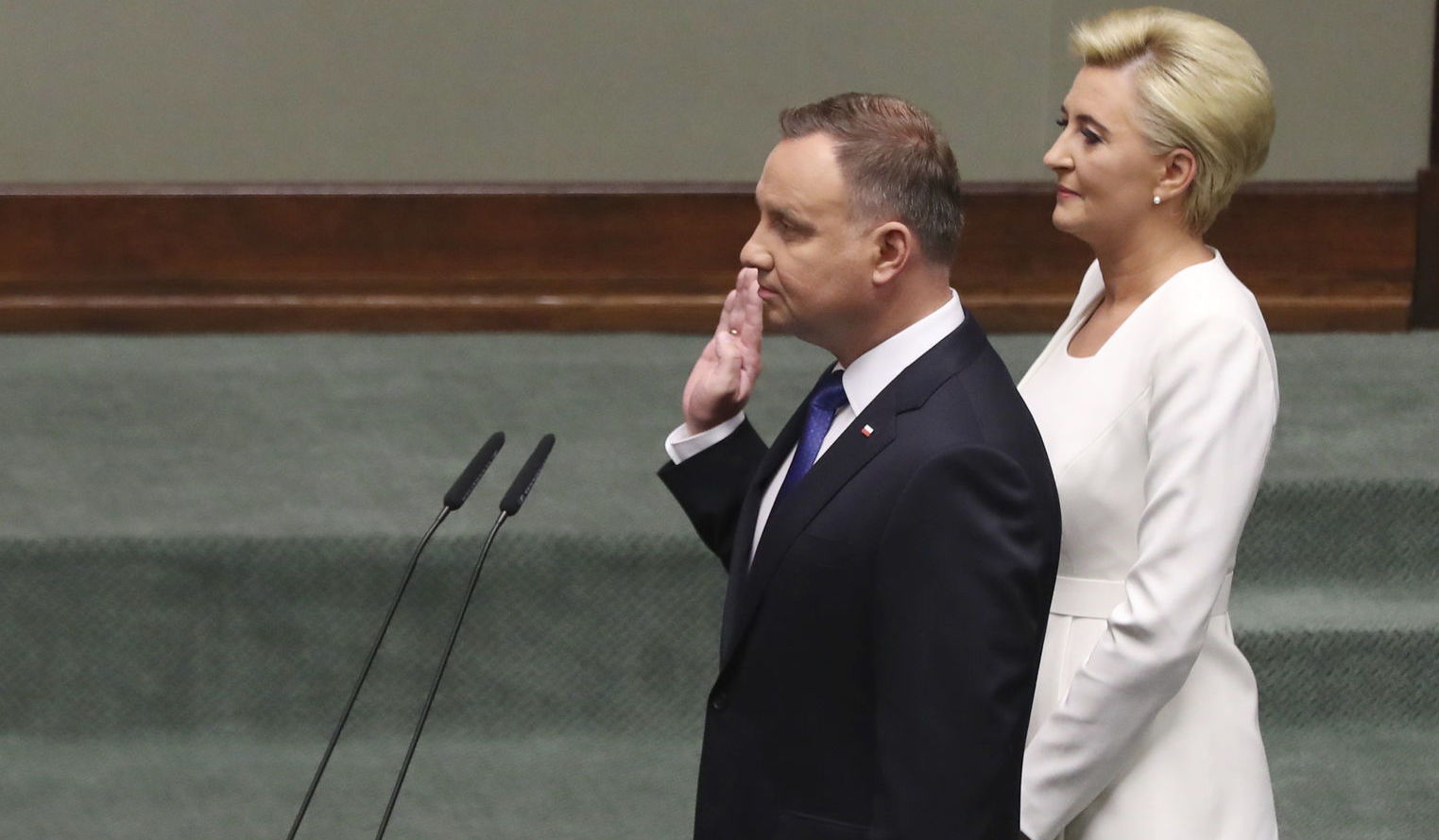 Poľský prezident Andrzej Duda (vľavo) zložil v...