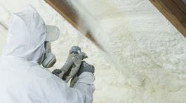 Čo by ste mali vedieť o striekaných penách predtým, ako si vyberiete spôsob zateplenia vašej strechy 