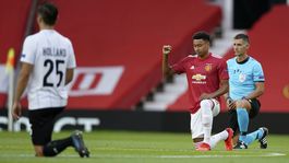 Nebojte sa vyjadriť nesúhlas, povzbudila hráčov UEFA. Pokľaknutie nepotrestá 