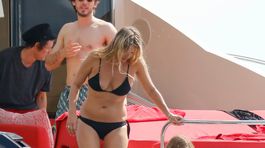 Kate Moss v bikinách ukázala plnšie krivky. Figúra modelky? Pozrite sa na dcéru! 