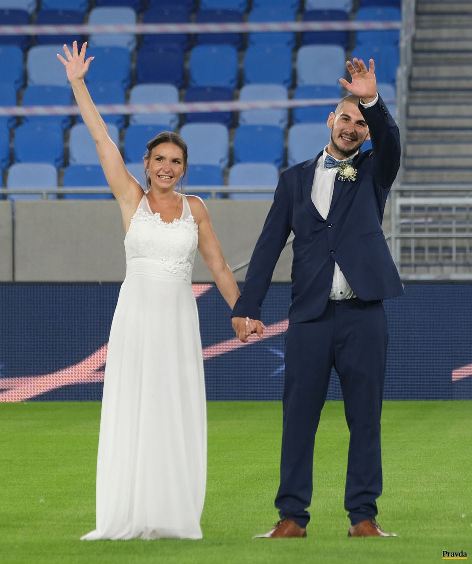 Mladomanželia Žaneta a Bekim Kjazimiovci počas...